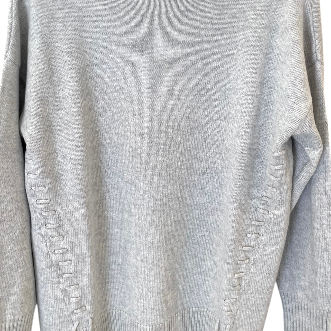 Maglione paricollo da donna realizzato in lana, cashmere e Viscosa e lavorata con intrecci. Realizzato con tessuti di alta qualità, Scopri eleganza e qualità di questo prodotto nella storica maglieria di lusso Bellandi dal 1952, negozio fisico a Viareggio.