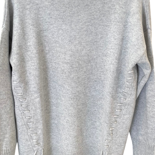 Maglione paricollo da donna realizzato in lana, cashmere e Viscosa e lavorata con intrecci. Realizzato con tessuti di alta qualità, Scopri eleganza e qualità di questo prodotto nella storica maglieria di lusso Bellandi dal 1952, negozio fisico a Viareggio.