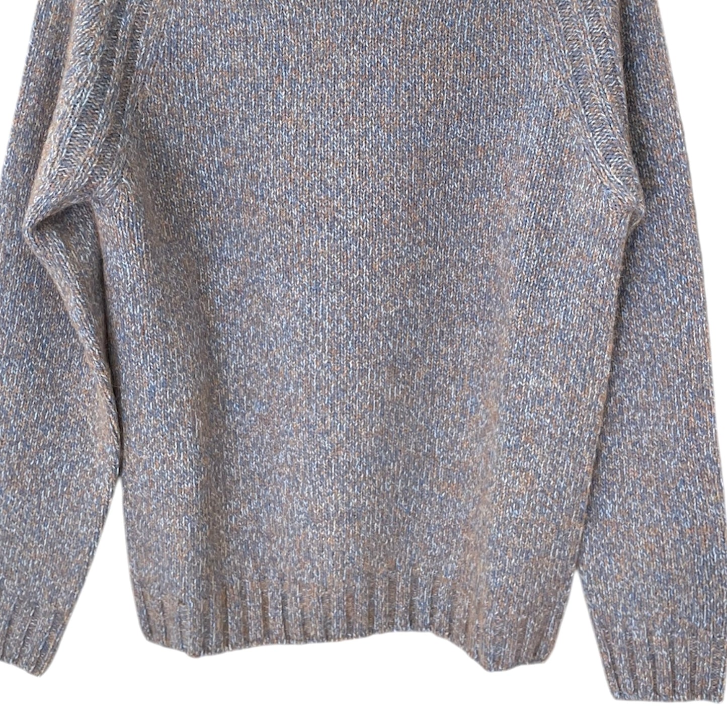 Maglia melangiata da Uomo con collo a vulcano. Colori blu e beige disponibili. Composizione Lana e Alpaca, Made in Italy. Realizzato con tessuti di alta qualità, Scopri eleganza e qualità di questo prodotto nella storica maglieria di lusso Bellandi dal 1952, negozio fisico a Viareggio.