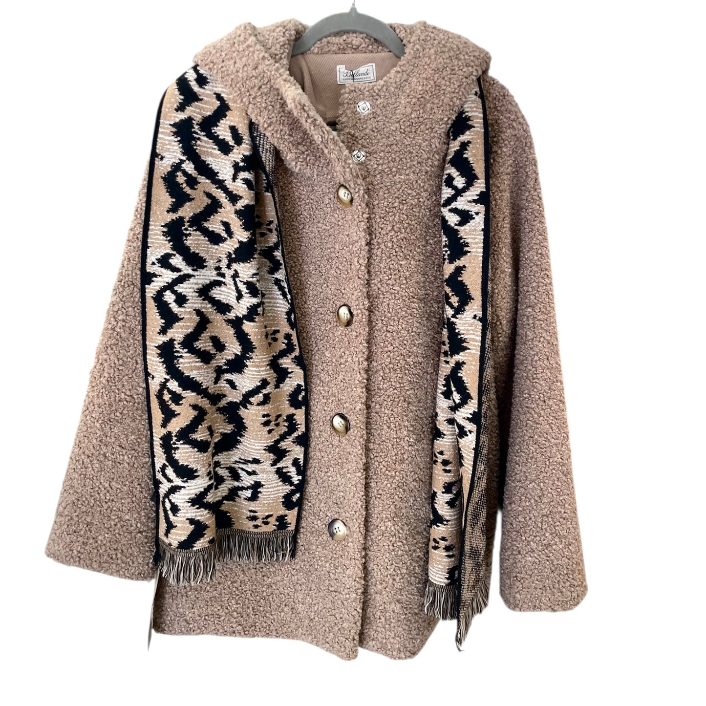 Pelliccia ecologica donna con sciarpa. Realizzato con tessuti di prima qualità. Made in Italy. Scopri eleganza e qualità di questo prodotto nella storica maglieria di lusso Bellandi dal 1952, negozio fisico a Viareggio.