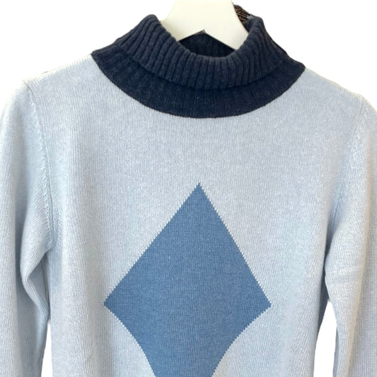 Dolcevita Donna con ricamo in pura Lana. Realizzato con tessuti di prima qualità, Made in Italy. Scopri eleganza e qualità di questo prodotto nella storica maglieria di lusso Bellandi dal 1952, negozio fisico a Viareggio.