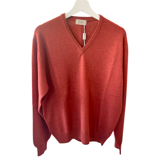 Maglia uomo classica con scollo a V puro Cashmere. Realizzato con tessuti di prima qualità Made in Italy. Scopri eleganza e qualità di questo prodotto nella storica maglieria di lusso Bellandi dal 1952, negozio fisico a Viareggio.