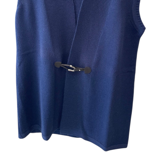 Gilet donna senza maniche con alamaro. Realizzato con tessuti di prima qualità, Lana merinos extrafine 100%, Made in Italy. Scopri eleganza e qualità di questo prodotto nella storica maglieria di lusso Bellandi dal 1952, negozio fisico a Viareggio.