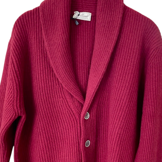 Cardigan Uomo in maglia inglese realizzato in Cashmere e Lana, con prodotti di prima qualità. Colori Blu e Rosso disponibili. Made in Italy. Scopri eleganza e qualità di questo prodotto nella storica maglieria di lusso Bellandi dal 1952, negozio fisico a Viareggio.
