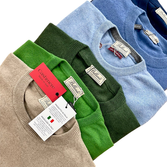 Classico Maglione Girocollo Uomo in puro Cashmere. Girocollo realizzato con tessuti di prima qualità Made in Italy. Scopri eleganza e qualità di questo prodotto nella storica maglieria di lusso Bellandi dal 1952, negozio fisico a Viareggio.