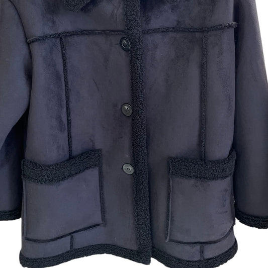 Cappotto donna nero in stile montone. Realizzato con tessuti di prima qualità. Made in Italy. Scopri eleganza e qualità di questo prodotto nella storica maglieria di lusso Bellandi dal 1952, negozio fisico a Viareggio.