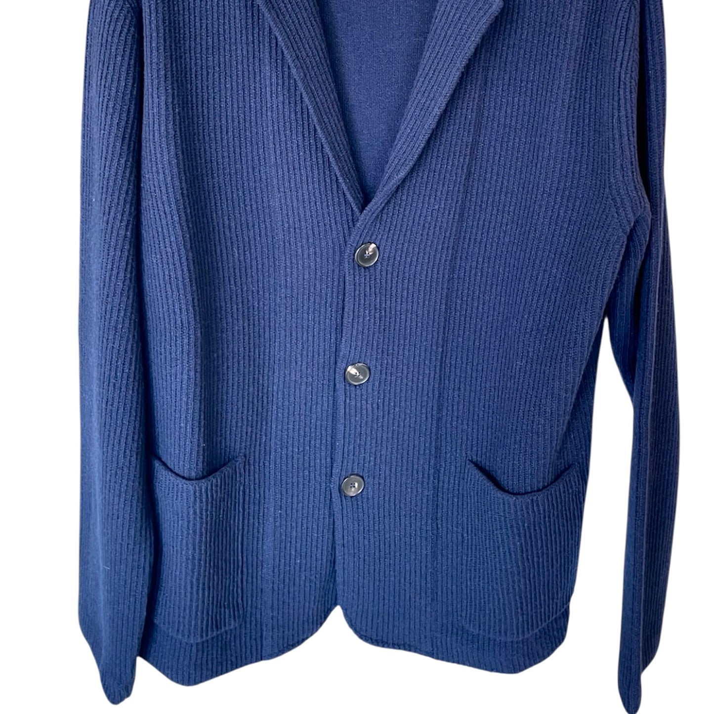 Giacca Uomo sportiva a coste inglese in Lana vergine. Realizzato con tessuti di prima qualità, Made in Italy. Scopri eleganza e qualità di questo prodotto nella storica maglieria di lusso Bellandi dal 1952, negozio fisico a Viareggio.