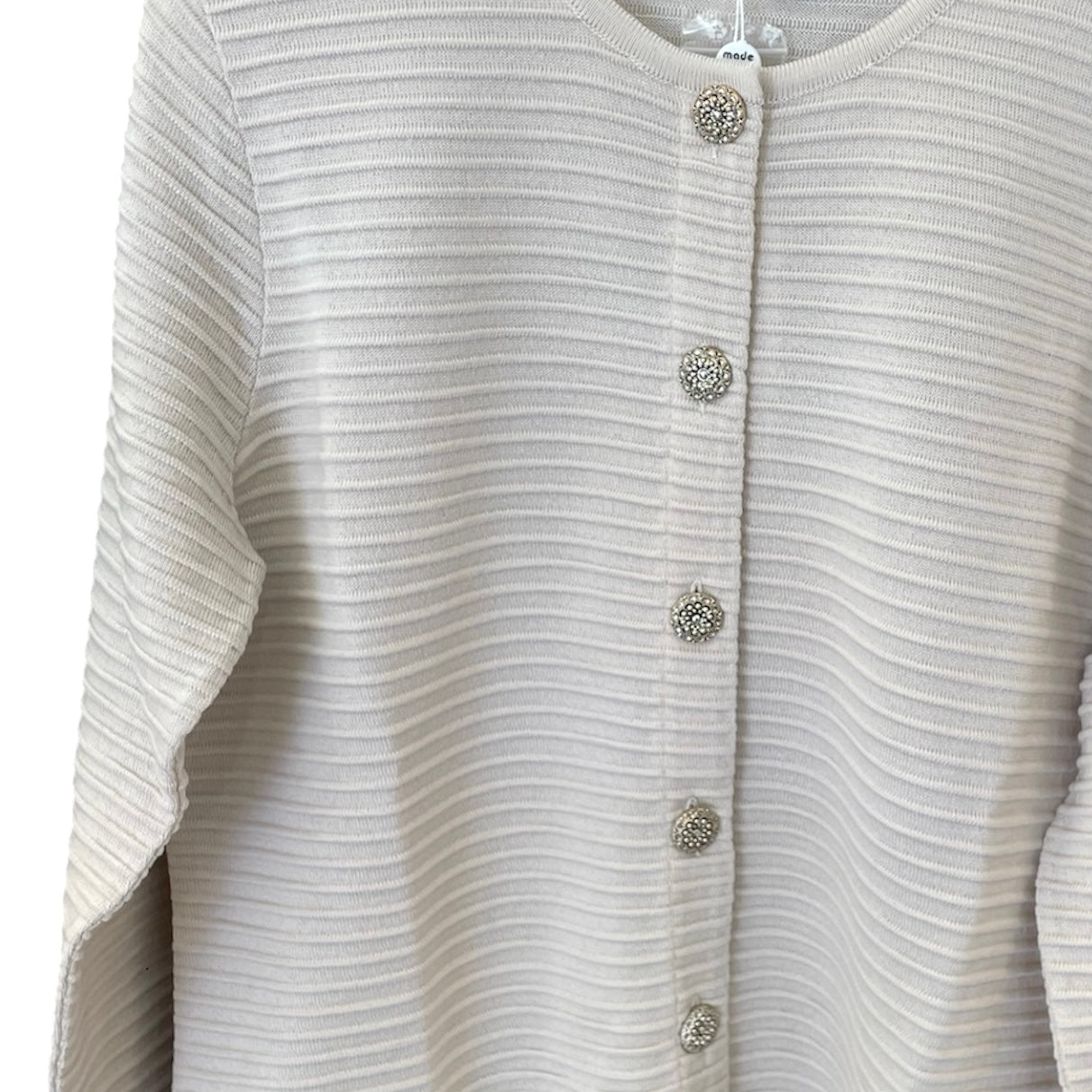 Giacchina stile Chanel realizzato in pura lana Merinos Extrafine, Made in Italy. Colori Bluette, Rosa, rosso, nero, blu, blu chiaro. Realizzato con tessuti di alta qualità, Scopri eleganza e qualità di questo prodotto nella storica maglieria di lusso Bellandi dal 1952, negozio fisico a Viareggio.