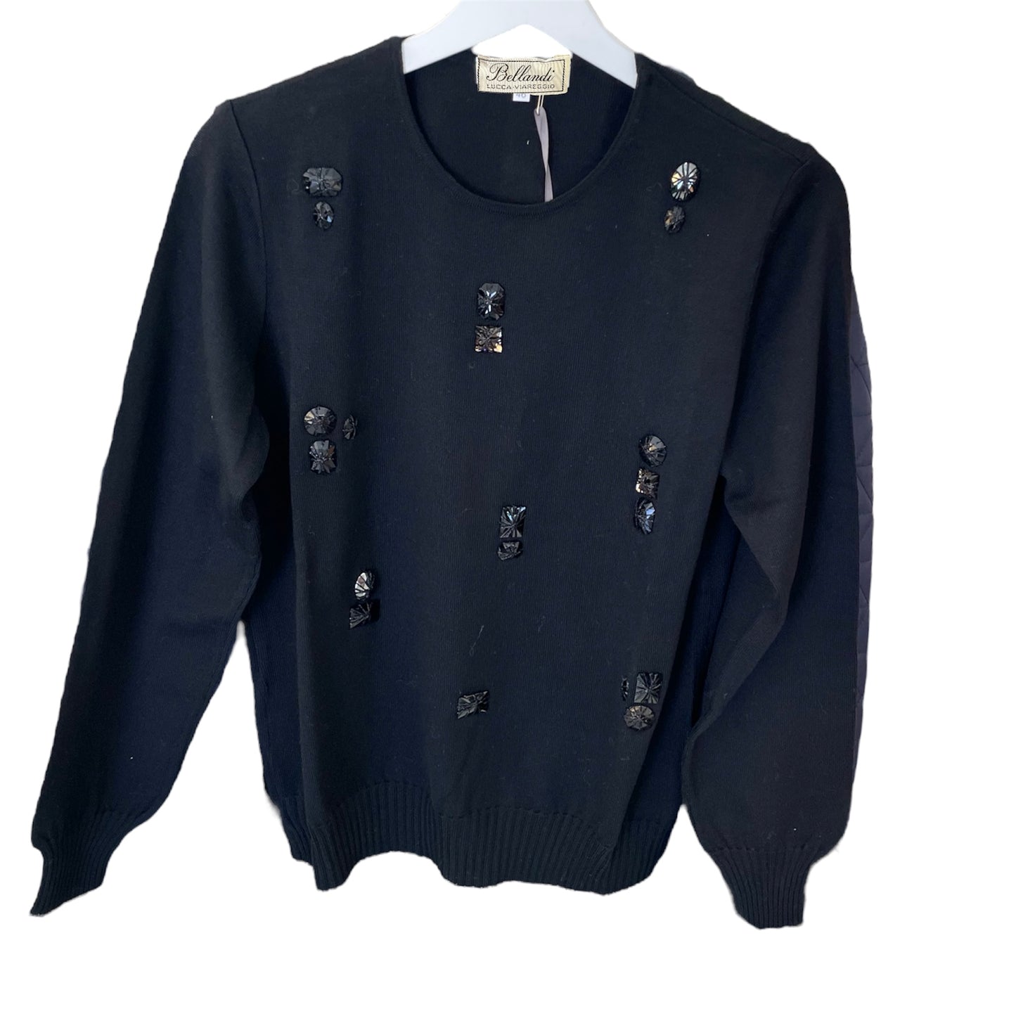 Maglia paricollo con fantasia in pietra, colore nero, realizzata in pura lana, Made in Italy. Realizzato con tessuti di alta qualità, Scopri eleganza e qualità di questo prodotto nella storica maglieria di lusso Bellandi dal 1952, negozio fisico a Viareggio.