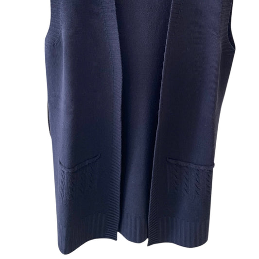 Gilet da donna aperto con ricamo sulle tasche. Ralizzato in Lana con tessuti di prima qualità Made in Italy. Scopri eleganza e qualità di questo prodotto nella storica maglieria di lusso Bellandi dal 1952, negozio fisico a Viareggio.