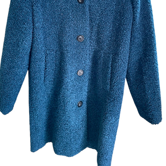 Cappotto donna realizzato in pelliccia ecologica. Realizzato con tessuti di prima qualità. Made in Italy. Scopri eleganza e qualità di questo prodotto nella storica maglieria di lusso Bellandi dal 1952, negozio fisico a Viareggio.