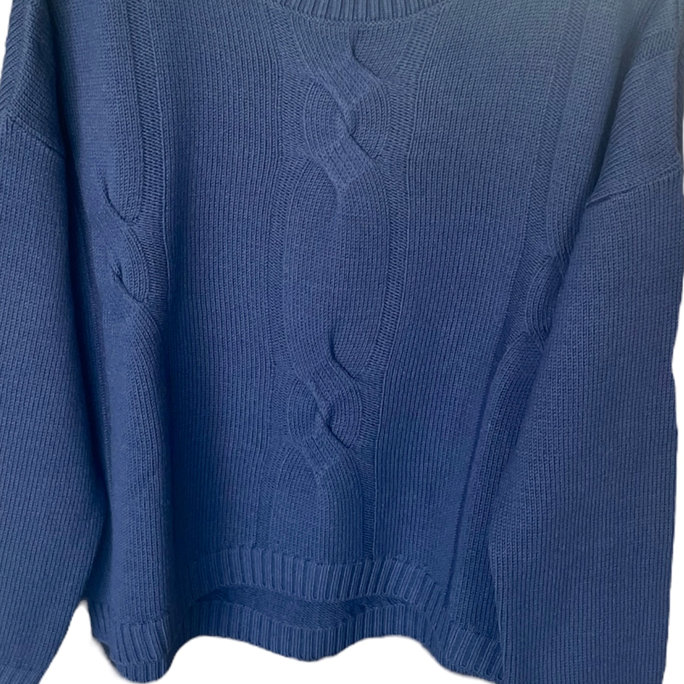 Maglione stile oversize da donna con ricamo, realizzata in pura lana, Made in Italy. Realizzato con tessuti di alta qualità, Scopri eleganza e qualità di questo prodotto nella storica maglieria di lusso Bellandi dal 1952, negozio fisico a Viareggio.