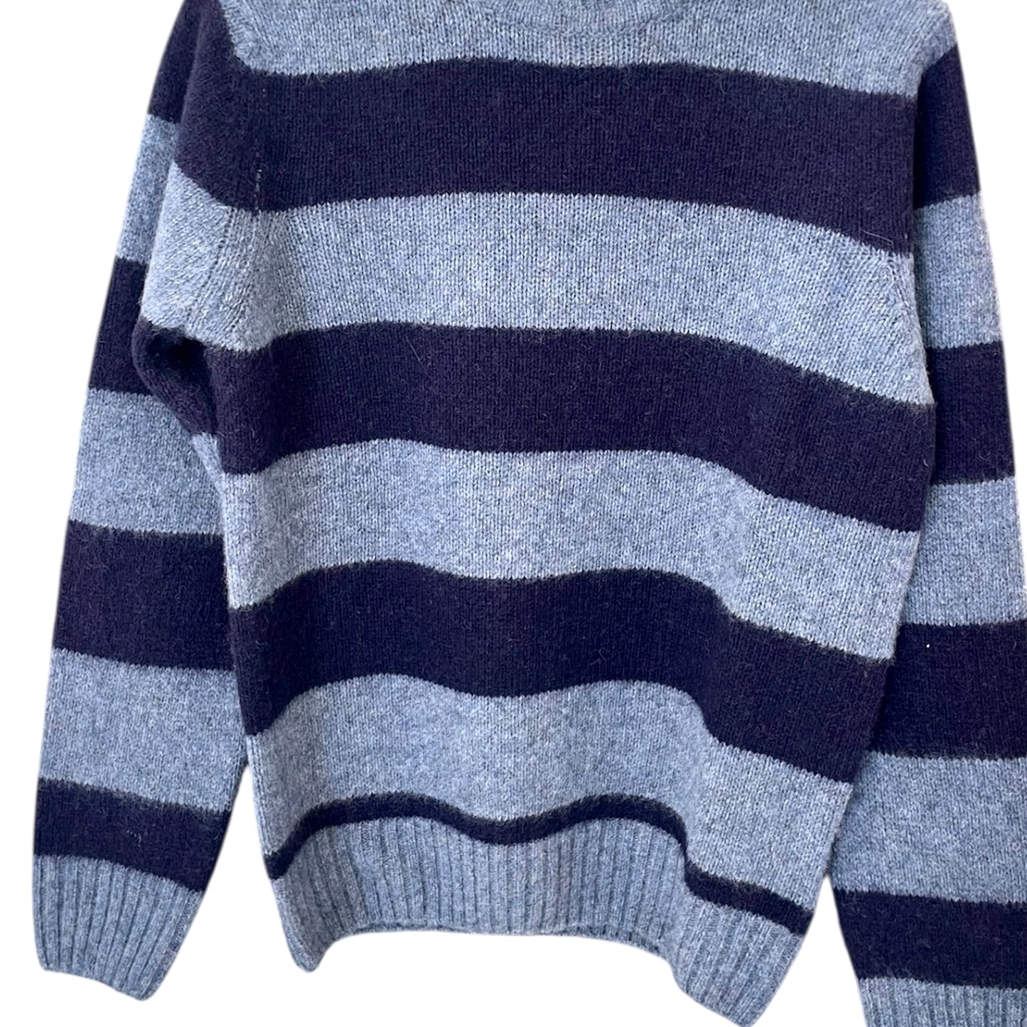 Maglione paricollo da Uomo realizzato in lana e shetland con fantasia a righe, Made in Italy. Realizzato con tessuti di alta qualità, Scopri eleganza e qualità di questo prodotto nella storica maglieria di lusso Bellandi dal 1952, negozio fisico a Viareggio.