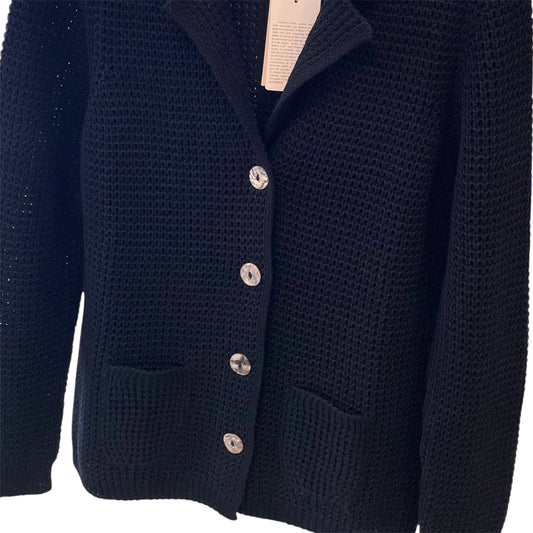 Giacca da Donna con lavorazione maglia inglese perlata. Realizzato in Cotone e Viscosa con tessuti di prima qualità Made in Italy. Scopri eleganza e qualità di questo prodotto nella storica maglieria di lusso Bellandi dal 1952, negozio fisico a Viareggio.