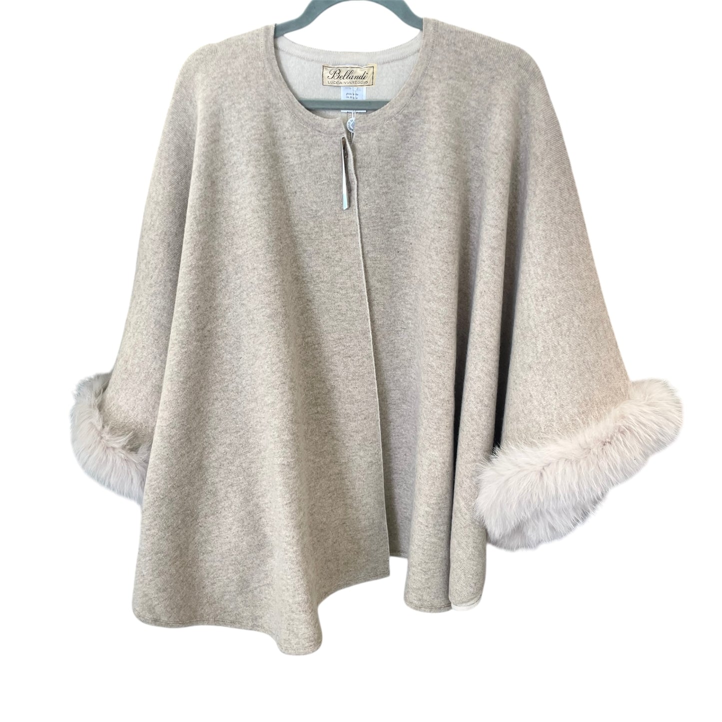 Mantella in Lana, Cashmere e viscosa, Made in Italy. Scopri eleganza e qualità di questo prodotto nello storico negozio Bellandi dal 1952 a Viareggio.