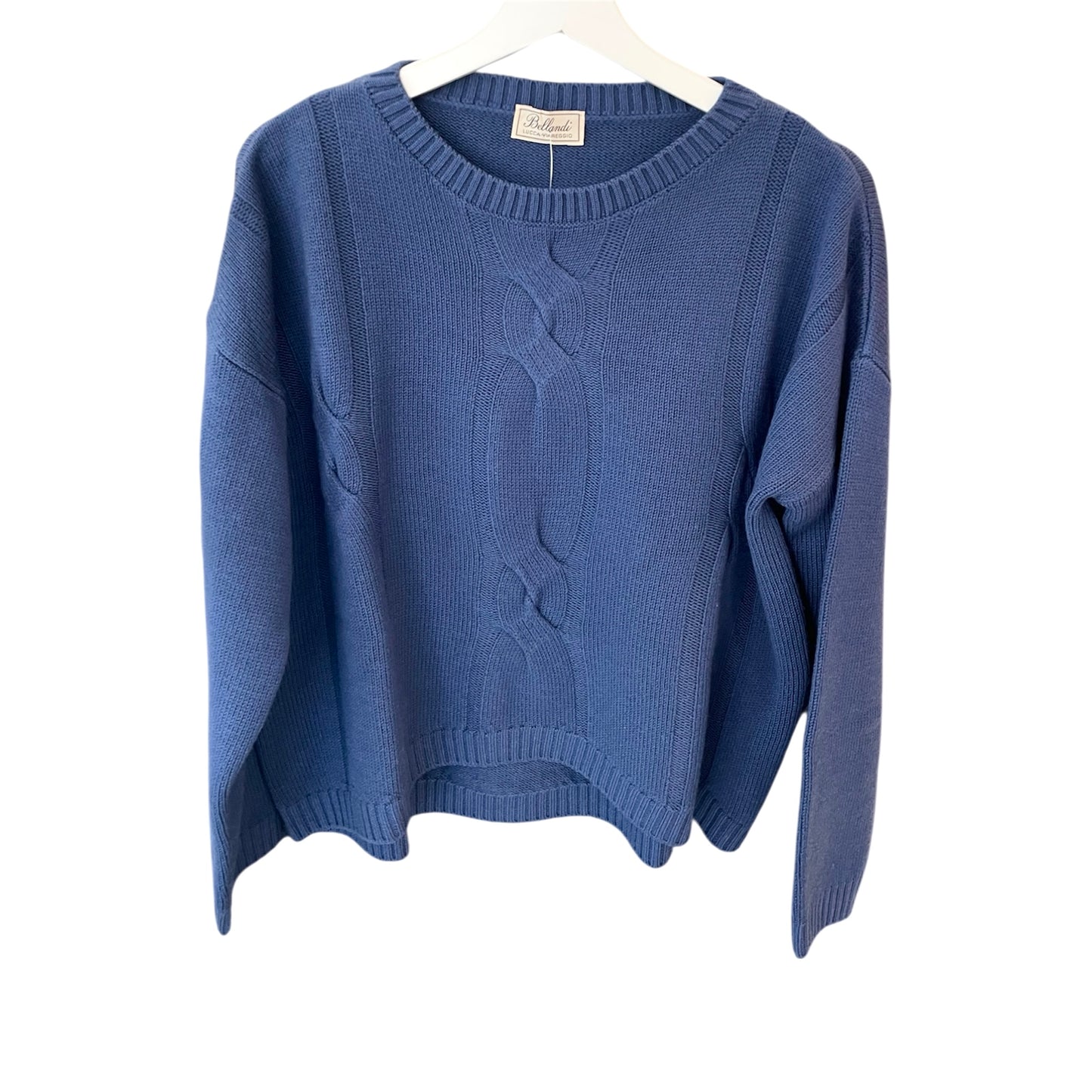 Maglione stile oversize da donna con ricamo, realizzata in pura lana, Made in Italy. Realizzato con tessuti di alta qualità, Scopri eleganza e qualità di questo prodotto nella storica maglieria di lusso Bellandi dal 1952, negozio fisico a Viareggio.