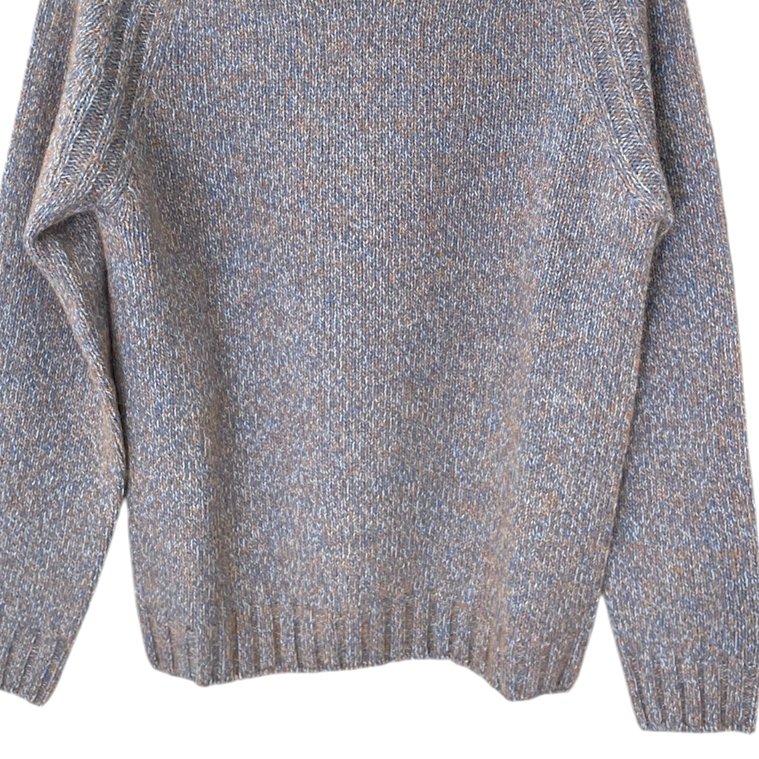 Maglia melangiata da Uomo con collo a vulcano. Colori blu e beige disponibili. Composizione Lana e Alpaca, Made in Italy. Realizzato con tessuti di alta qualità, Scopri eleganza e qualità di questo prodotto nella storica maglieria di lusso Bellandi dal 1952, negozio fisico a Viareggio.