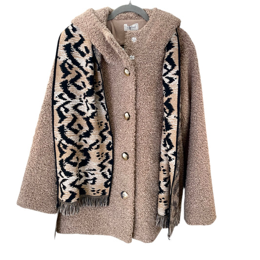 Pelliccia ecologica donna con sciarpa. Realizzato con tessuti di prima qualità. Made in Italy. Scopri eleganza e qualità di questo prodotto nella storica maglieria di lusso Bellandi dal 1952, negozio fisico a Viareggio.