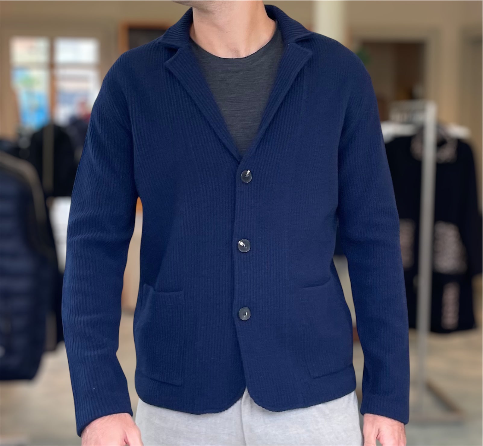 Giacca Uomo sportiva a coste inglese in Lana vergine. Realizzato con tessuti di prima qualità, Made in Italy. Scopri eleganza e qualità di questo prodotto nella storica maglieria di lusso Bellandi dal 1952, negozio fisico a Viareggio.