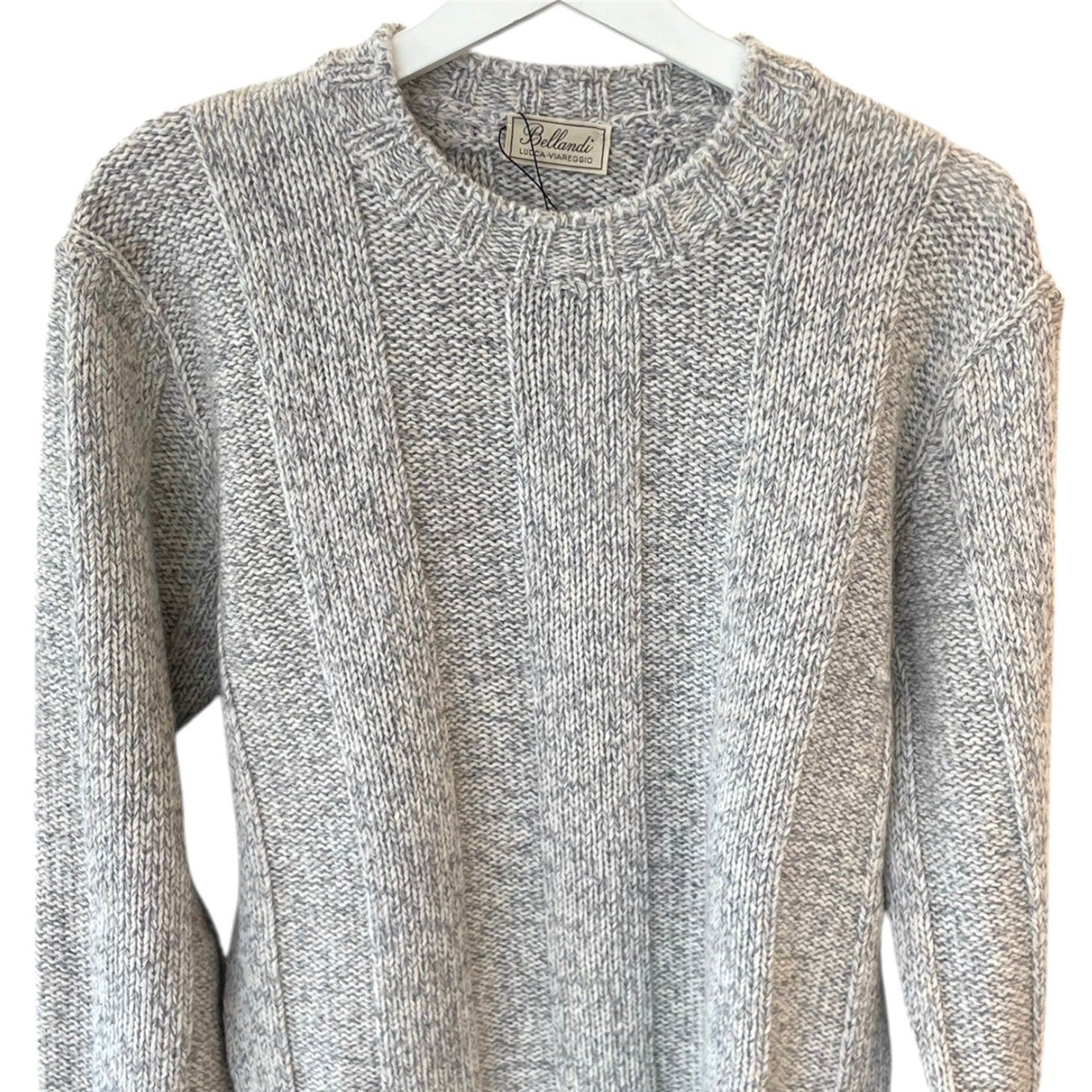 Maglia paricollo da Uomo a coste e melangiata. Composizione 100% Lana, Made in Italy. Realizzato con tessuti di alta qualità, Scopri eleganza e qualità di questo prodotto nella storica maglieria di lusso Bellandi dal 1952, negozio fisico a Viareggio.