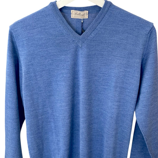 Classica maglia Uomo con scollo a V di pura lana. Realizzato con tessuti di prima qualità, Made in Italy. Scopri eleganza e qualità di questo prodotto nella storica maglieria di lusso Bellandi dal 1952, negozio fisico a Viareggio.