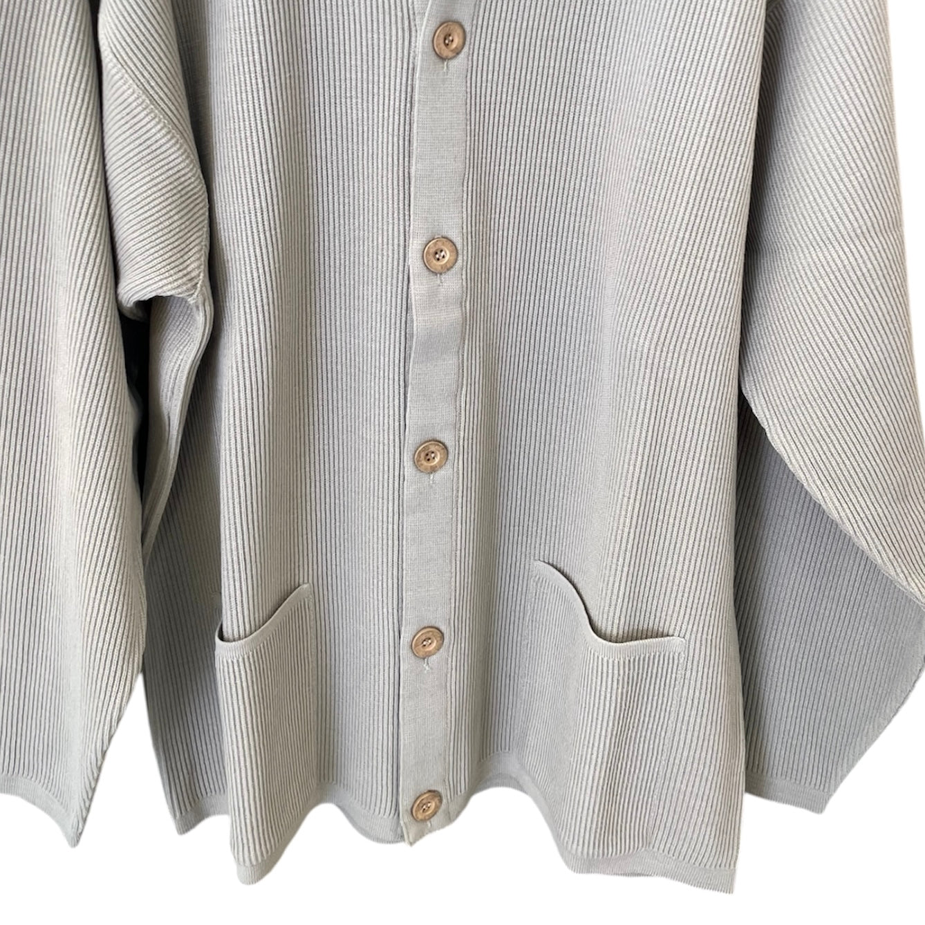 Giacca/Cardigan stile vintage. Realizzato in pura Lana e Prodotta in Italia. Realizzato con tessuti di alta qualità, Scopri eleganza e qualità di questo prodotto nella storica maglieria di lusso Bellandi dal 1952, negozio fisico a Viareggio.