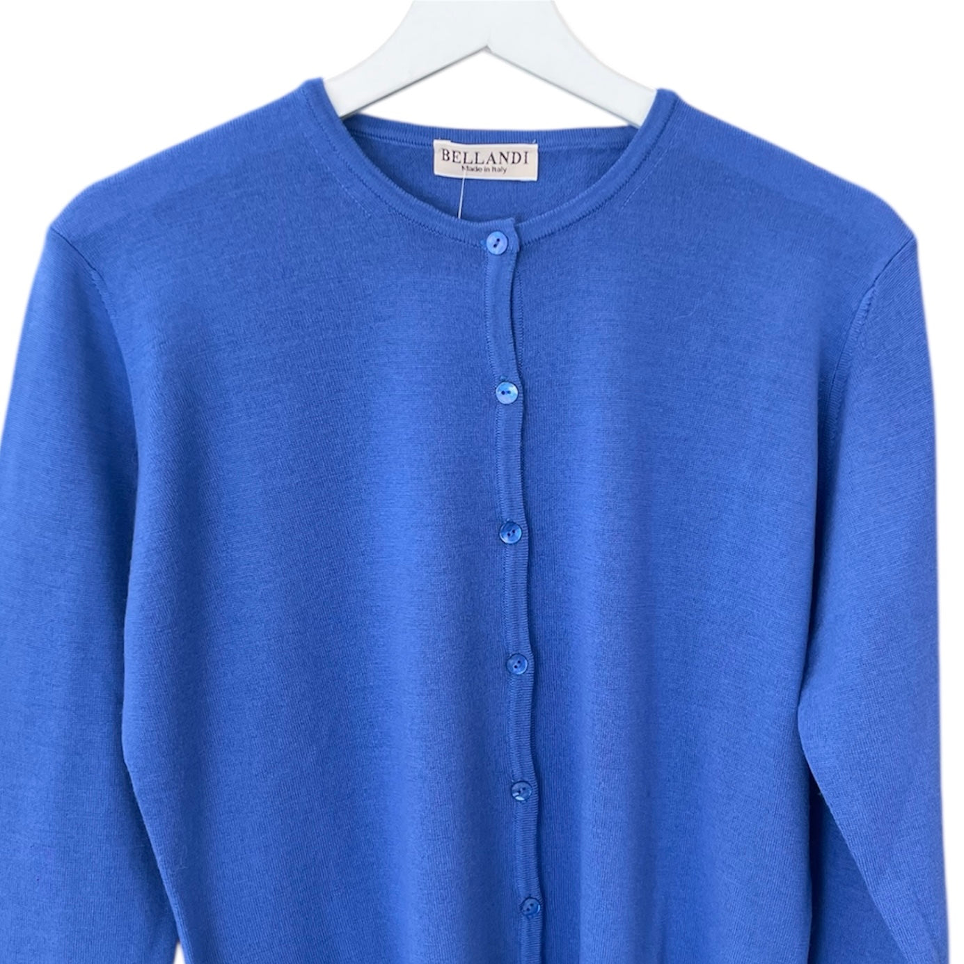 Twin set unito da donna, 100% Lana Made in Italy. Realizzato con tessuti di alta qualità, Scopri eleganza e qualità di questo prodotto nella storica maglieria di lusso Bellandi dal 1952, negozio fisico a Viareggio.