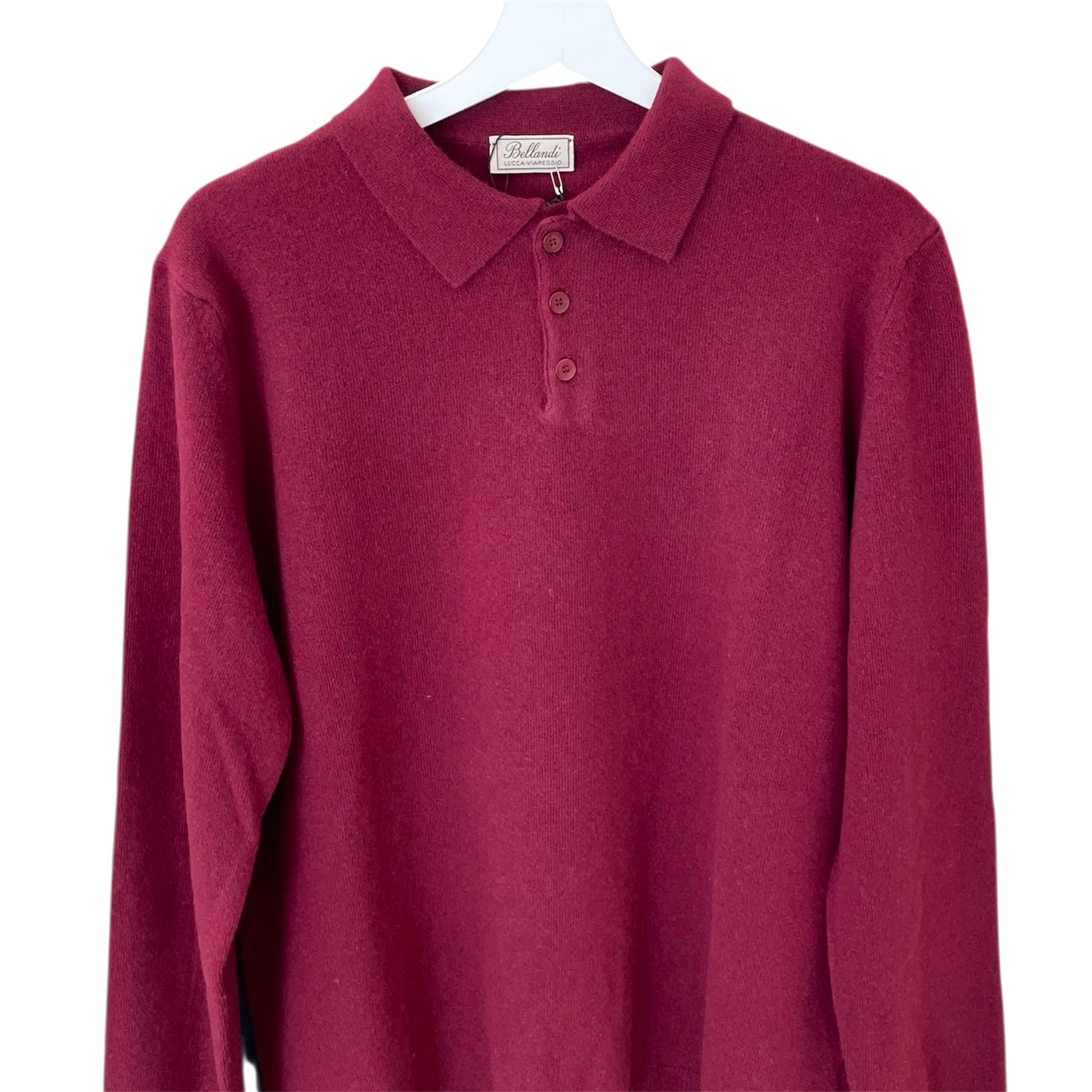 Polo Uomo a maniche lunghe con 3 bottoni. Realizzato con 90% Lana - 10% Cashmere, Made in Italy. Realizzato con tessuti di alta qualità, Scopri eleganza e qualità di questo prodotto nella storica maglieria di lusso Bellandi dal 1952, negozio fisico a Viareggio.