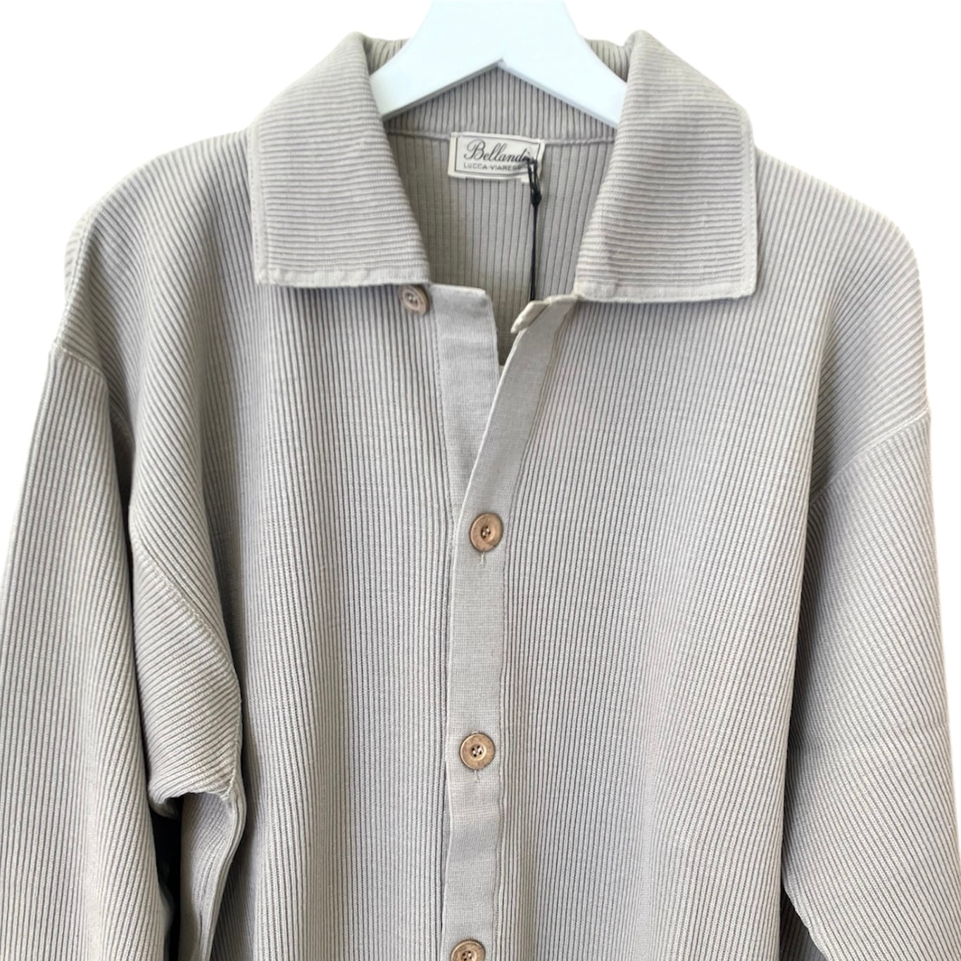 Giacca/Cardigan stile vintage. Realizzato in pura Lana e Prodotta in Italia. Realizzato con tessuti di alta qualità, Scopri eleganza e qualità di questo prodotto nella storica maglieria di lusso Bellandi dal 1952, negozio fisico a Viareggio.