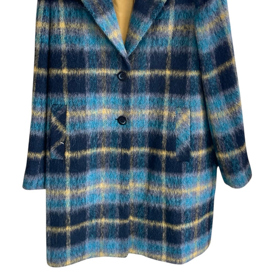 Cappotto donna con fantasia a quadri. Realizzato con tessuti di prima qualità. Made in Italy. Scopri eleganza e qualità di questo prodotto nella storica maglieria di lusso Bellandi dal 1952, negozio fisico a Viareggio.