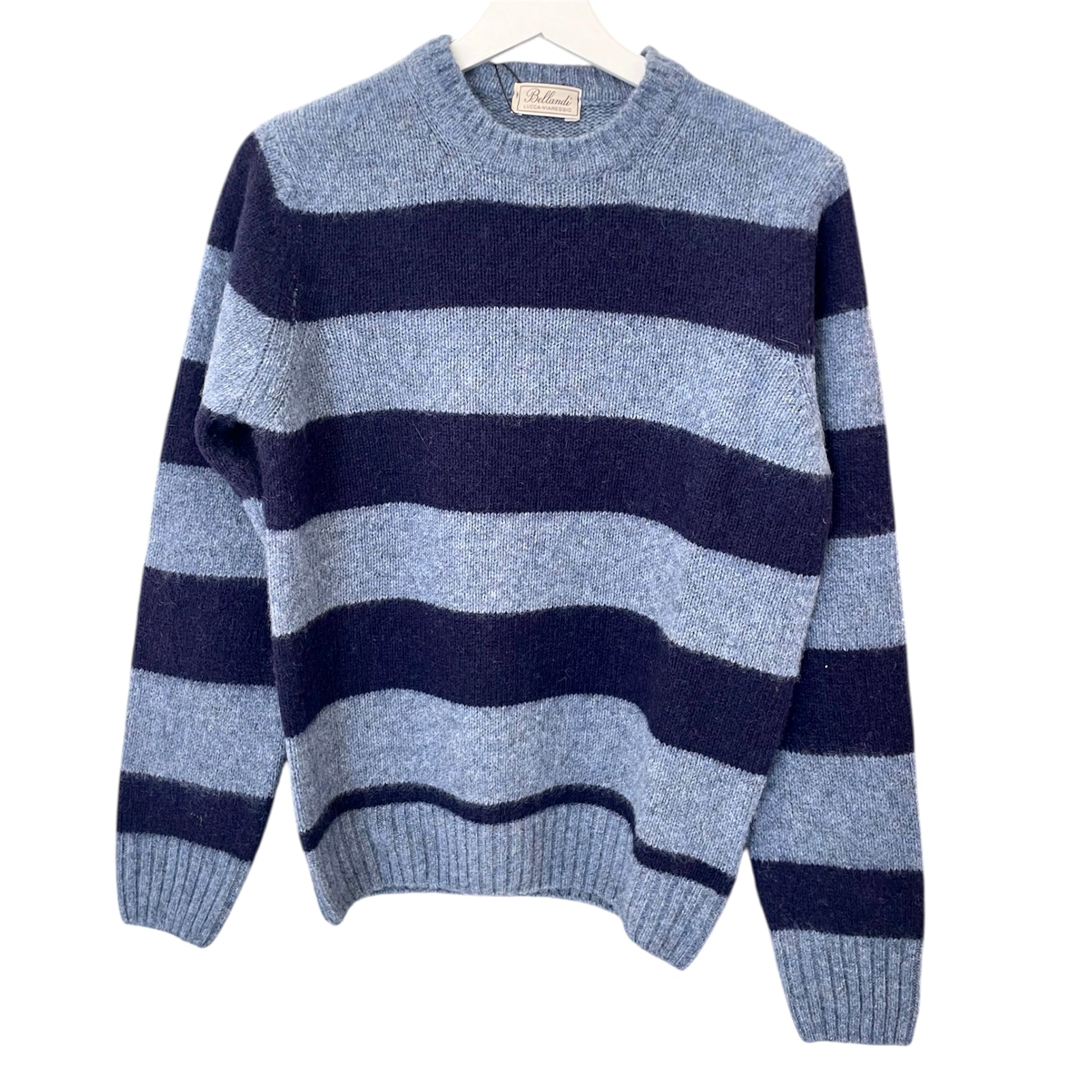 Maglione paricollo da Uomo realizzato in lana e shetland con fantasia a righe, Made in Italy. Realizzato con tessuti di alta qualità, Scopri eleganza e qualità di questo prodotto nella storica maglieria di lusso Bellandi dal 1952, negozio fisico a Viareggio.