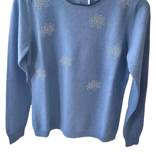 Maglia donna con fantasia fiori in brillanti. Realizzato con 90% Lana e 10% Cashmere con tessuti di prima qualità Made in Italy. Scopri eleganza e qualità di questo prodotto nella storica maglieria di lusso Bellandi dal 1952, negozio fisico a Viareggio.