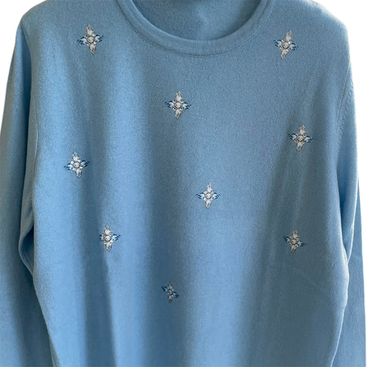 Maglione donna paricollo con ricamo. Realizzato con tessuti di prima qualità, 90%lana e 10% cashmere. Made in Italy. Scopri eleganza e qualità di questo prodotto nella storica maglieria di lusso Bellandi dal 1952, negozio fisico a Viareggio.