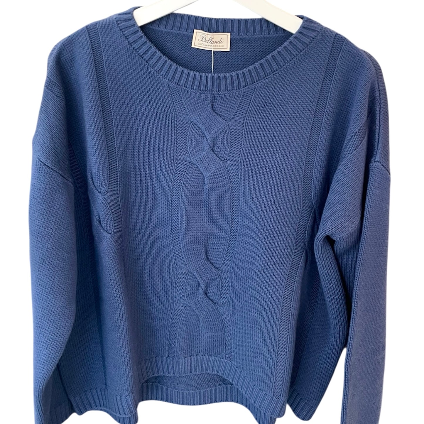 Maglione stile oversize da donna con ricamo, realizzata in pura lana, Made in Italy. Realizzato con tessuti di alta qualità, Scopri eleganza e qualità di questo prodotto nella storica maglieria di lusso Bellandi dal 1952, negozio fisico a Viareggio.