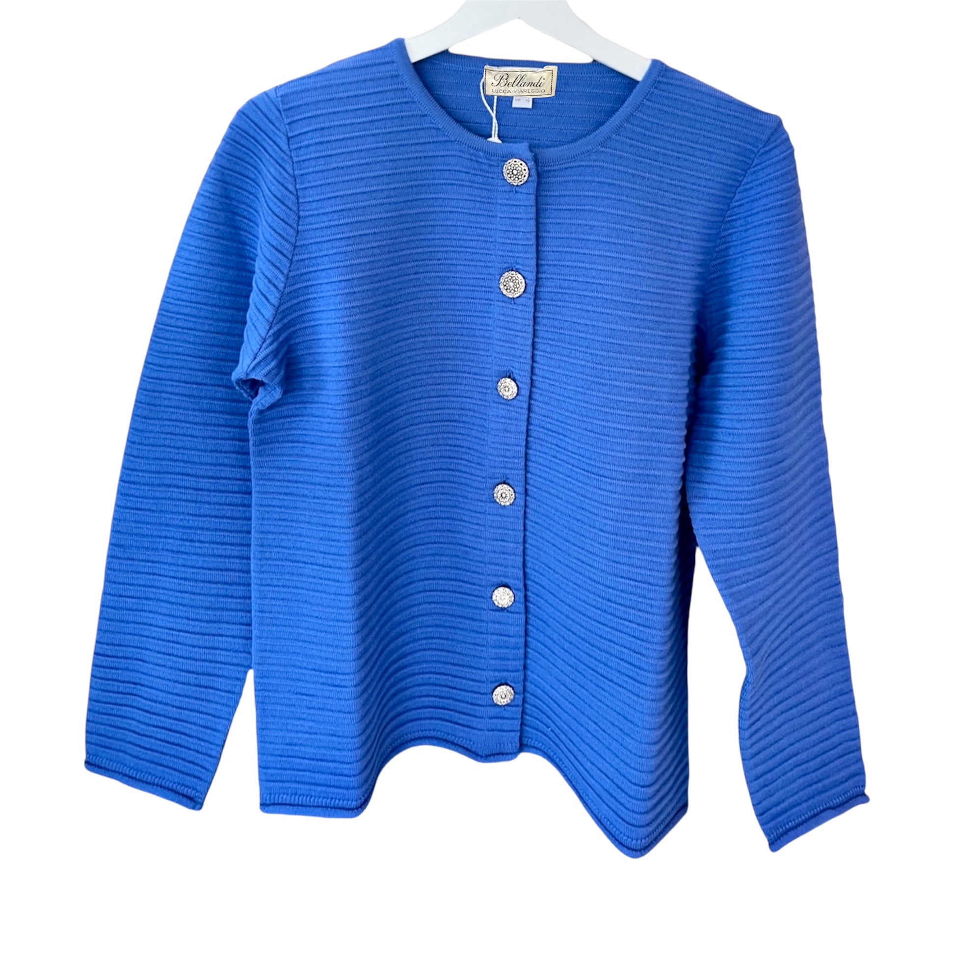 Giacchina stile Chanel realizzato in pura lana Merinos Extrafine, Made in Italy. Colori Bluette, Rosa, rosso, nero, blu, blu chiaro. Realizzato con tessuti di alta qualità, Scopri eleganza e qualità di questo prodotto nella storica maglieria di lusso Bellandi dal 1952, negozio fisico a Viareggio.