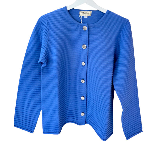 Giacchina stile Chanel realizzato in pura lana Merinos Extrafine, Made in Italy. Colori Bluette, Rosa, rosso, nero, blu, blu chiaro. Realizzato con tessuti di alta qualità, Scopri eleganza e qualità di questo prodotto nella storica maglieria di lusso Bellandi dal 1952, negozio fisico a Viareggio.