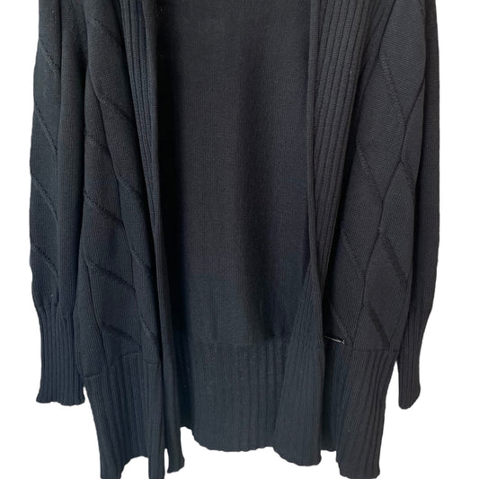 Cardigan donna di Lana. Realizzato con tessuti di prima qualità. Made in Italy. Scopri eleganza e qualità di questo prodotto nella storica maglieria di lusso Bellandi dal 1952, negozio fisico a Viareggio.