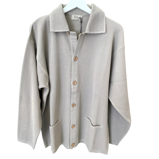 Giacca e cardigan vintage. Realizzato in Lana e Prodotta in Italia. Scopri eleganza e qualità di questo prodotto nella storica maglieria di lusso Bellandi dal 1952, negozio fisico a Viareggio.