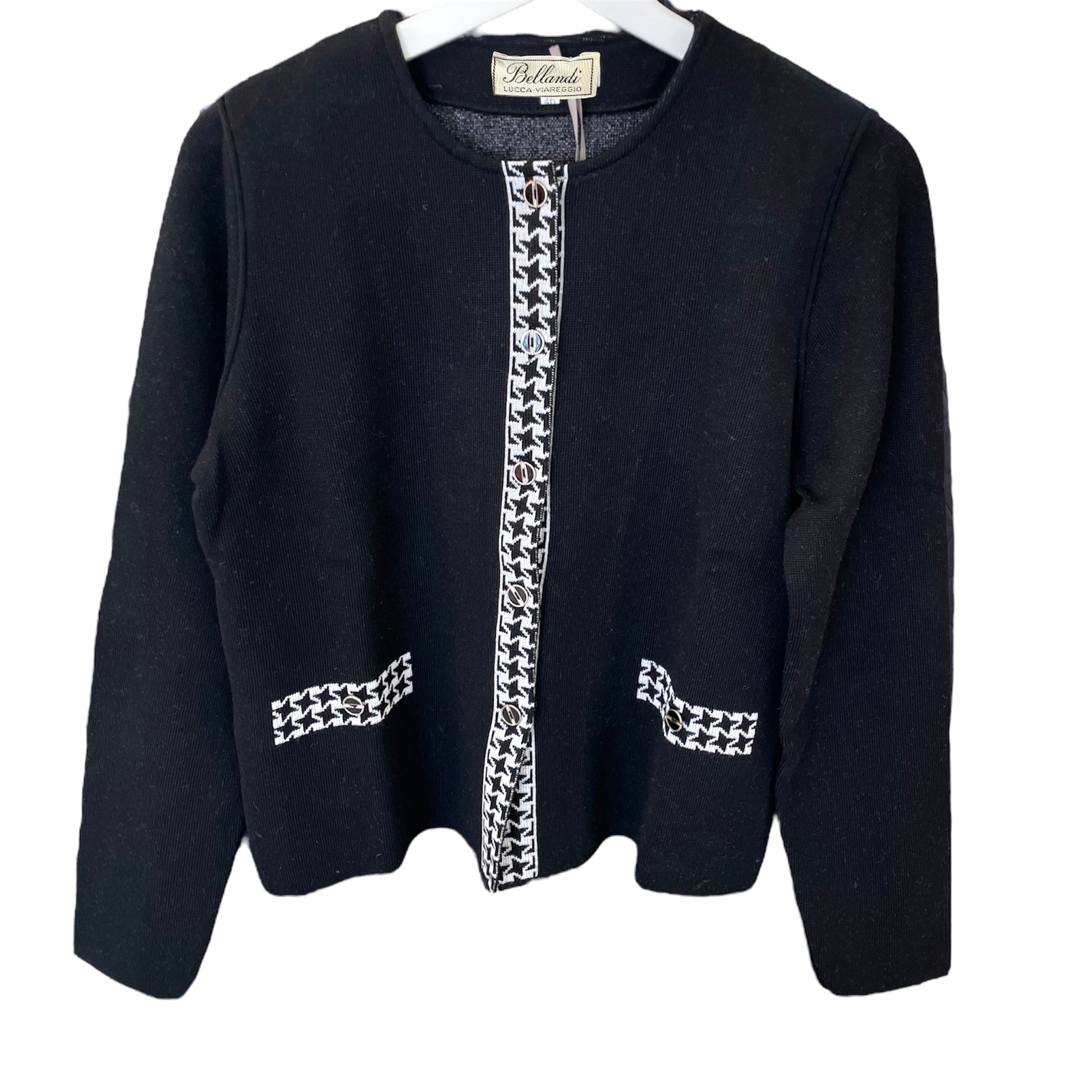 Giacchina stile chanel colore nero, 100% lana, Made in Italy. Realizzato con tessuti di alta qualità, Scopri eleganza e qualità di questo prodotto nella storica maglieria di lusso Bellandi dal 1952, negozio fisico a Viareggio.