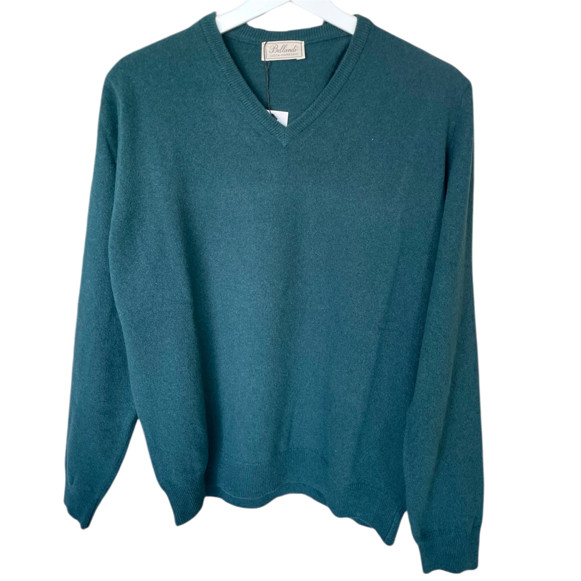 Maglia uomo classica con scollo a V puro Cashmere. Realizzato con tessuti di prima qualità Made in Italy. Scopri eleganza e qualità di questo prodotto nella storica maglieria di lusso Bellandi dal 1952, negozio fisico a Viareggio.