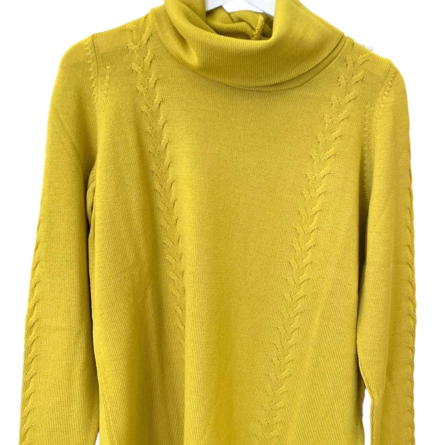 Maglione da donna con collo ad anello, realizzato in Lana Merinos Extra fine con ricami laterali, Made in Italy. Realizzato con tessuti di alta qualità, Scopri eleganza e qualità di questo prodotto nella storica maglieria di lusso Bellandi dal 1952, negozio fisico a Viareggio.