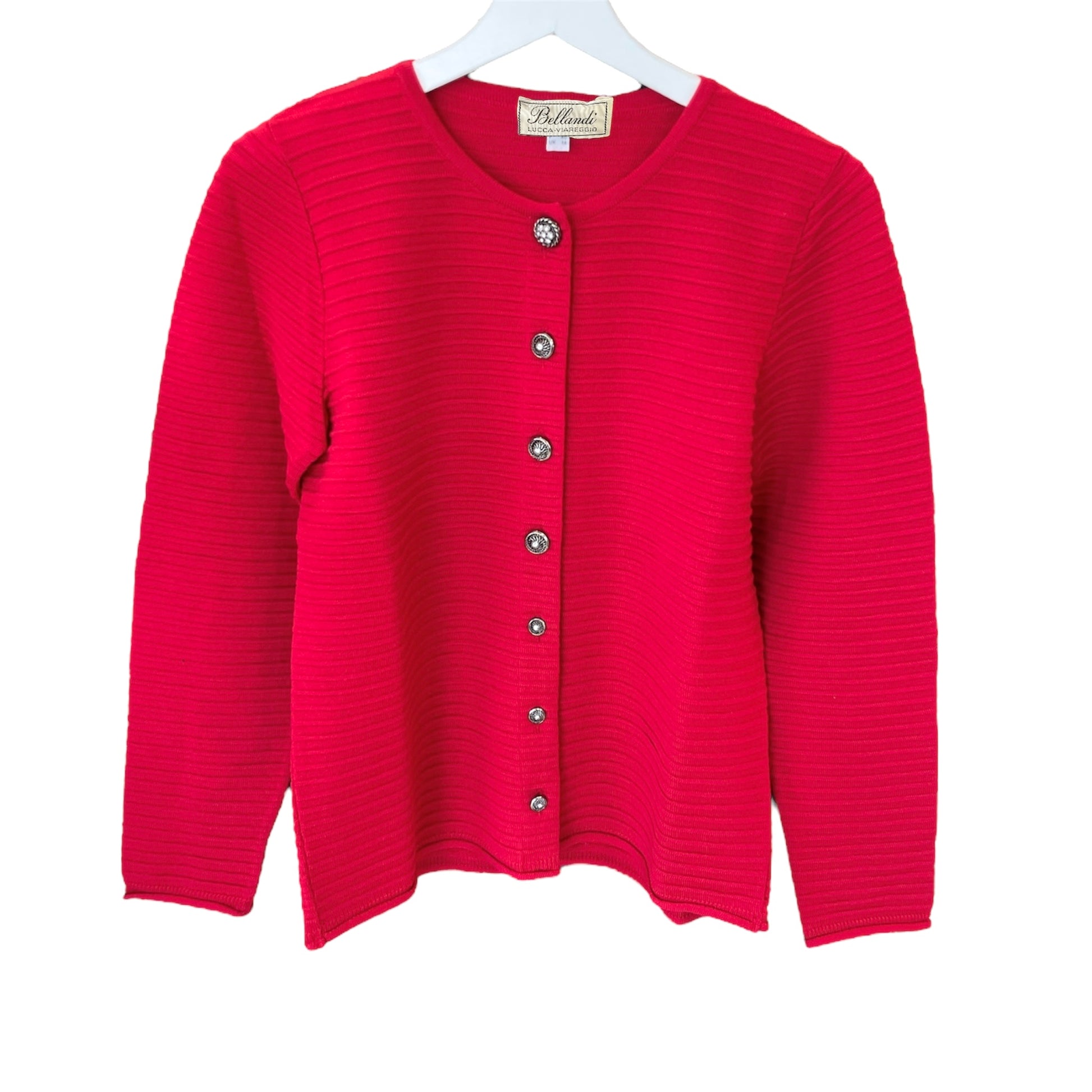 Giacchina stile Chanel realizzato in pura lana Merinos Extrafine, Made in Italy. Colori Bluette, Rosa, rosso, nero, blu, blu chiaro. Realizzato con tessuti di alta qualità, Scopri eleganza e qualità di questo prodotto nella storica maglieria di lusso Bellandi dal 1952, negozio fisico a Viareggio.