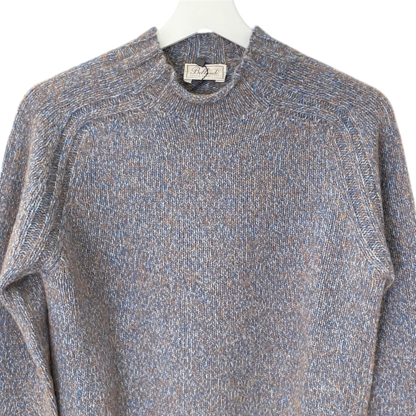 Maglia melangiata da Uomo con collo a vulcano. Colori blu e beige disponibili. Composizione Lana e Alpaca, Made in Italy. Realizzato con tessuti di alta qualità, Scopri eleganza e qualità di questo prodotto nella storica maglieria di lusso Bellandi dal 1952, negozio fisico a Viareggio.