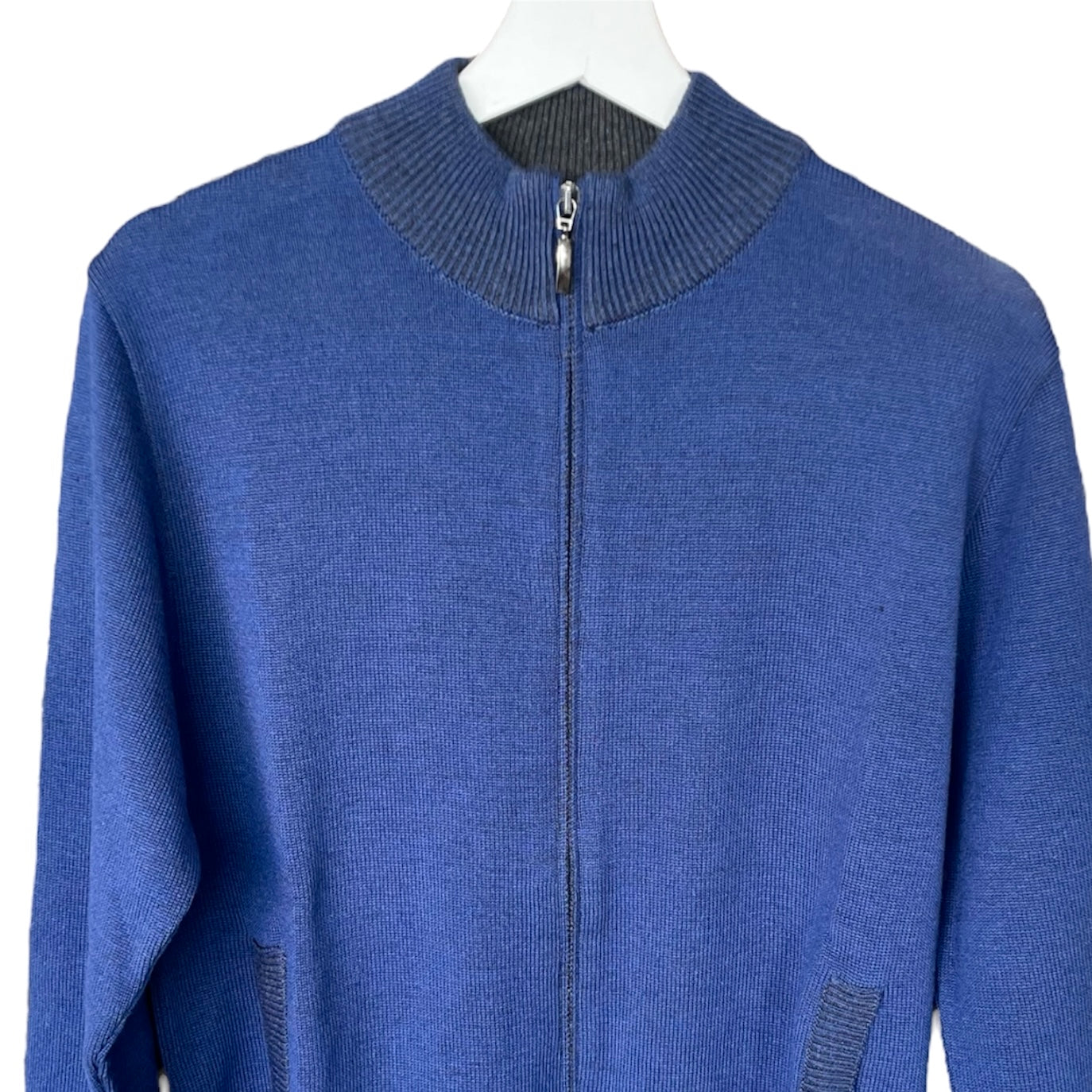 Maglia Uomo full zip in lana e cotone, Made in Italy. Proprietà Thermo-comfort di trattenimento del calore. Realizzato con tessuti di alta qualità, Scopri eleganza e qualità di questo prodotto nella storica maglieria di lusso Bellandi dal 1952, negozio fisico a Viareggio.