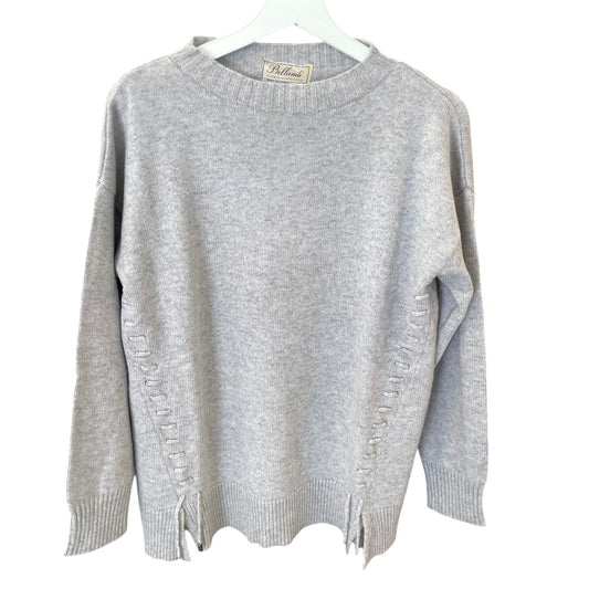 Maglione paricollo da donna realizzato in lana, cashmere e Viscosa e lavorata con intrecci. Realizzato con tessuti di alta qualità, Scopri eleganza e qualità di questo prodotto nella storica maglieria di lusso Bellandi dal 1952, negozio fisico a Viareggio.