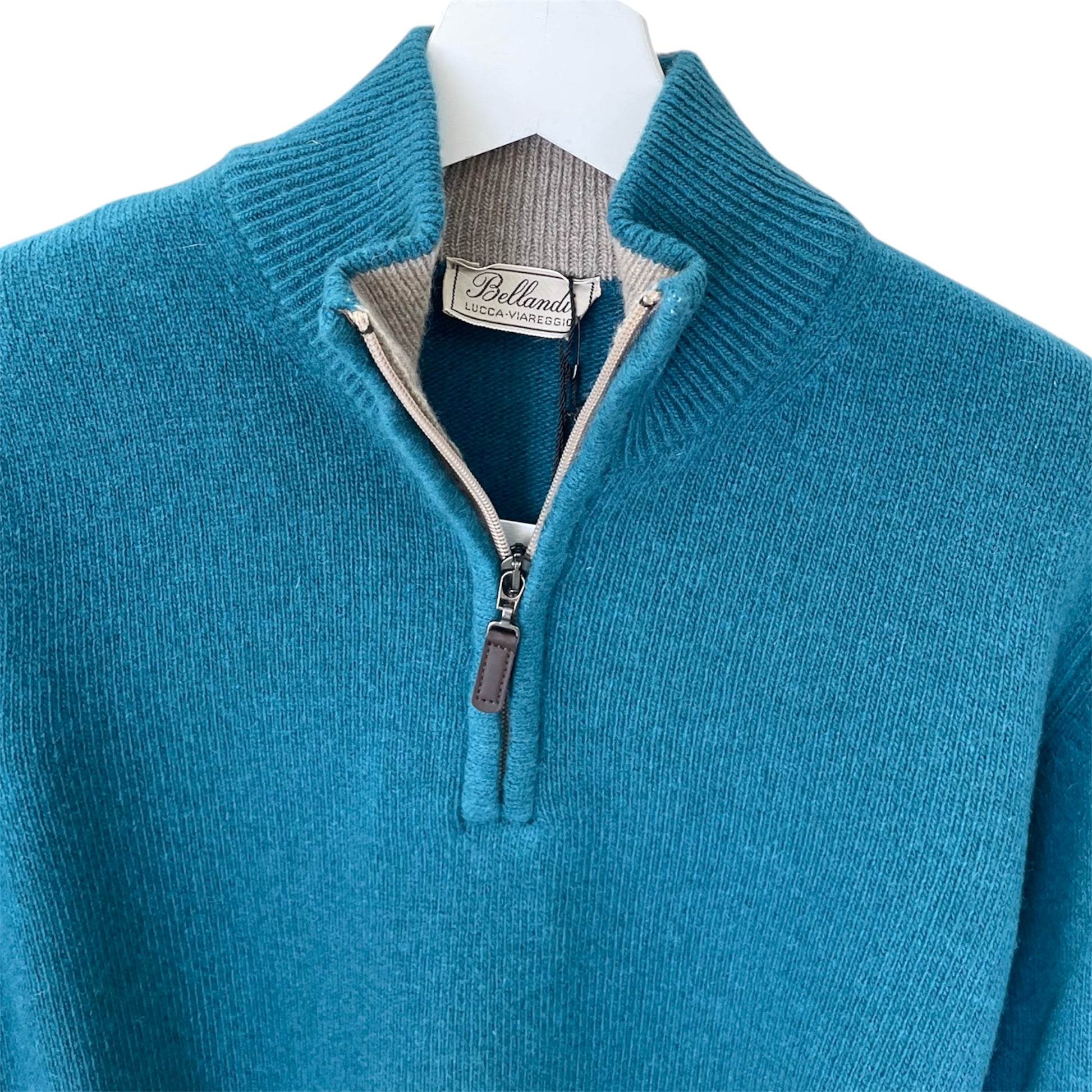 Maglia da Uomo, 100% lana con mezza zip, Made in Italy. Colori verde, rosso e turchese disponibili. Realizzato con tessuti di alta qualità, Scopri eleganza e qualità di questo prodotto nella storica maglieria di lusso Bellandi dal 1952, negozio fisico a Viareggio.